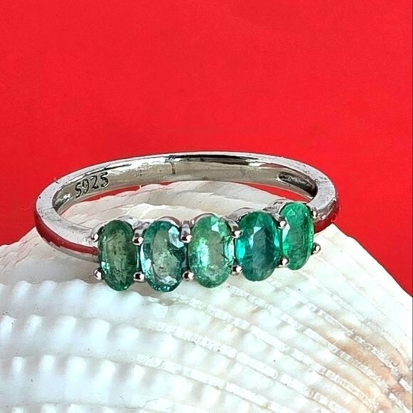 Sterling Silver Ring with Emerald Green Stones - Picture 9 of 11